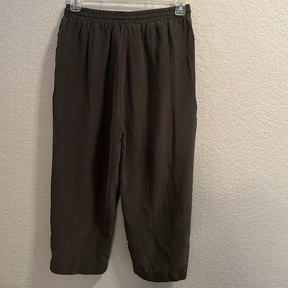 100% Silk Wide Leg Pull On High Waisted Pant. Cropped length. Olive green. M/L - Picture 4 of 6